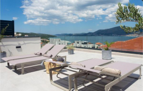 Cozy Apartment In Okrug Gornji With Kitchen